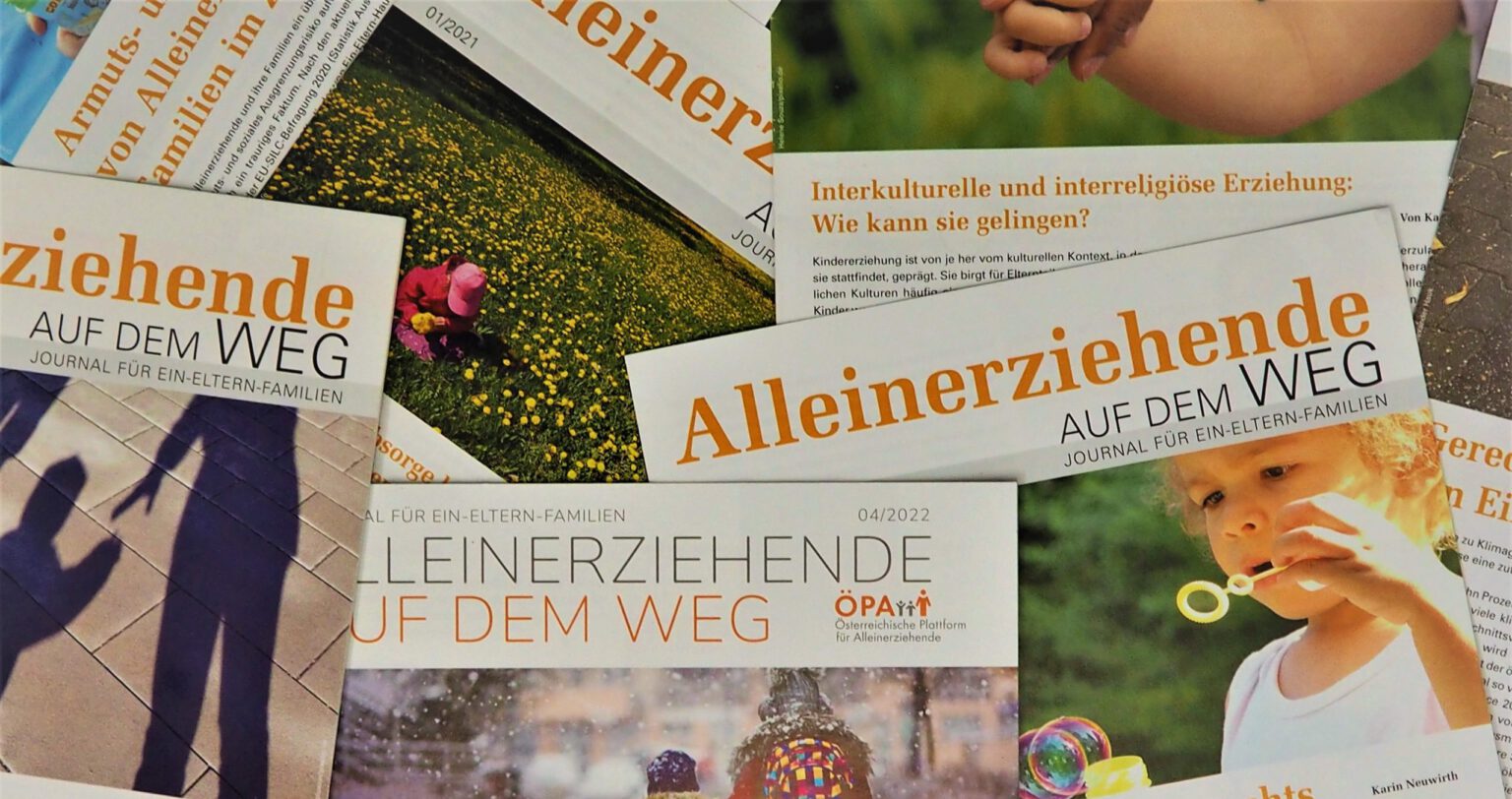 Viele Ausgaben des Journals 'Weg' liegen ungeordnet aufeinander.